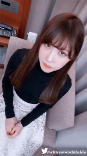 颜值不错的小少妇露脸精彩大秀直播，听狼友指挥脱光玩弄假鸡巴抽插骚穴呻吟，揉奶玩逼展示特写淫声荡语不断第01集